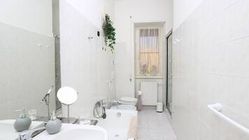 Baignoire, sĂšche-cheveux, bidet, serviettes fournies