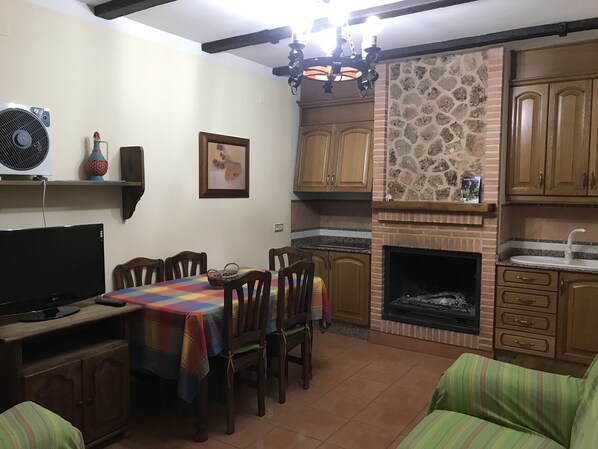 Dining - EL CUCO 3 located between the Lagunas de Ruidera and the Birth of the Río Mundo (El Ballestero)