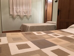 2 bedrooms, iron/ironing board, bed sheets - EL CUCO 3 located between the Lagunas de Ruidera and the Birth of the Río Mundo (El Ballestero)