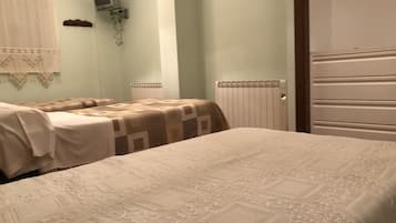 2 quartos, ferros/tábuas de passar roupa, roupa de cama