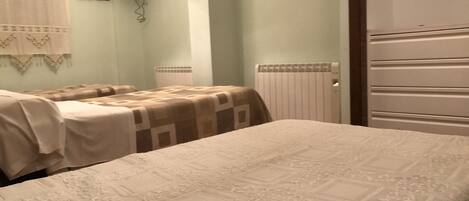 2 habitaciones, tabla de planchar con plancha y ropa de cama