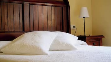 1 dormitorio, escritorio, tabla de planchar con plancha y cuna de viaje