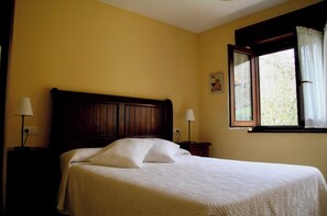 1 habitación, escritorio, tabla de planchar con plancha y cuna de viaje 