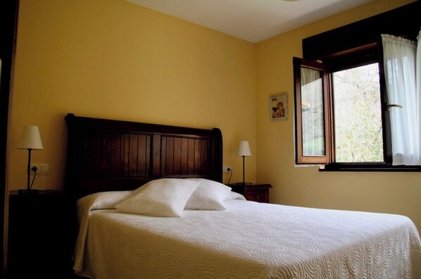 1 soverom, skrivebord, strykejern/-brett og reiseseng for barn