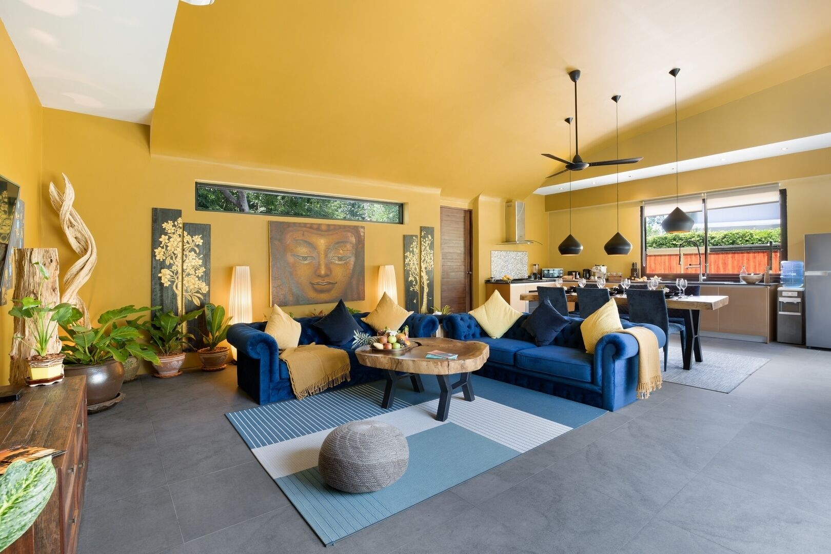 Smart TV, DVD player, livros, videoteca