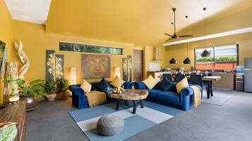 Een smart-tv, een dvd-speler, boeken en een filmbibliotheek