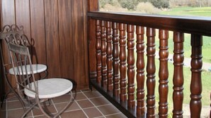 A wooden balcony with a view of a mountain. - Apartment 5 (Peñamellera Baja)