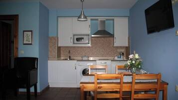 Coffee/tea maker, fridge, microwave, stovetop