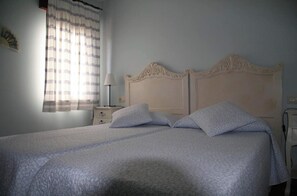 2 makuuhuonetta, työpöytä, silitysrauta/-lauta, ilmainen Wi-Fi