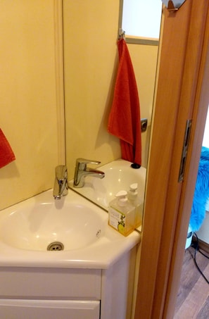 Regadera, toallas, jabón, papel de baño