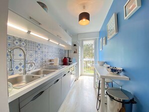 Fridge, microwave, oven, stovetop - Sunny 2-Room Apartment with Garage in La Baule - Sleeps 4 (La Baule)