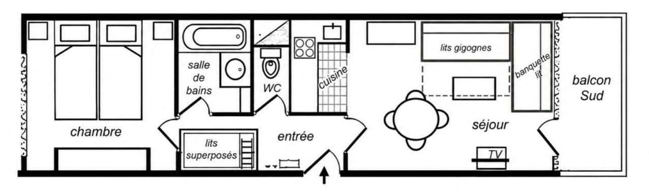 Een plattegrond van een hotelkamer met een woonkamer, keuken, badkamer en balkon.