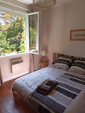 2 Schlafzimmer, Schreibtisch, Bügeleisen/Bügelbrett, Reisekinderbett