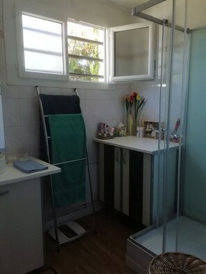 Dusche, Haartrockner, Handtücher, Seife