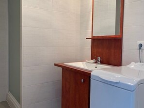 Bathroom - Cozy 2-Bedroom Apartment with Terrace, 150m from Beach, Sleeps 6, in Peaceful Narbonne Plage (Narbonne)