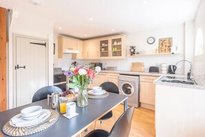 Fridge, oven, stovetop, dishwasher - The Coach House, Reydon (Recently refurbished 2024) (Southwold)