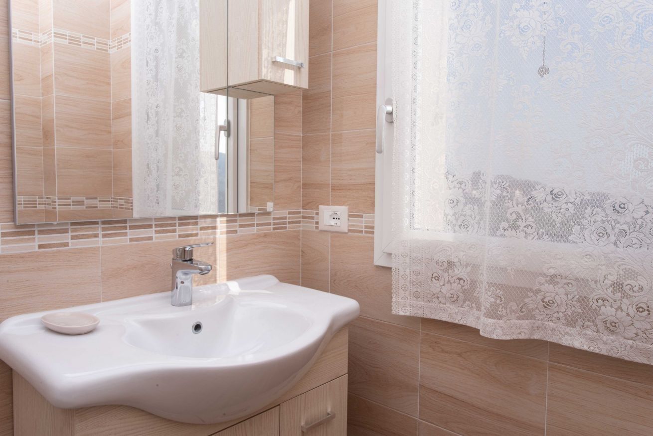 Shower, bidet, towels