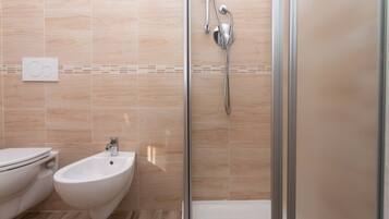 Dusche, Bidet, Handtücher