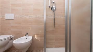 Douche, bidet, serviettes fournies