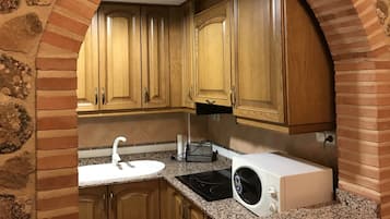 Geladeira, micro-ondas, cooktop, cafeteira/chaleira
