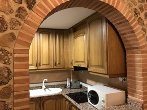 冷蔵庫、電子レンジ、コンロ、コーヒー / ティーメーカー