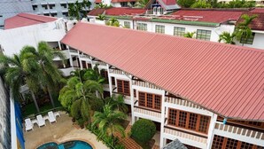 Hồ bơi ngoài tr ời 