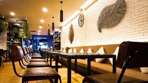 Phục vụ bữa sáng, bữa trưa và bữa tối 