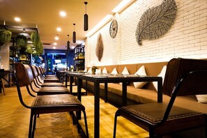 Déjeuner et dßner servis sur place, cuisine locale et internationale