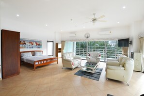 Appartement Deluxe | Aire de séjour | Téléviseur à DEL