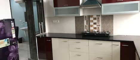 Fridge, microwave, stovetop, dishwasher