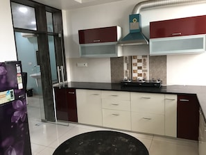 Fridge, microwave, stovetop, dishwasher