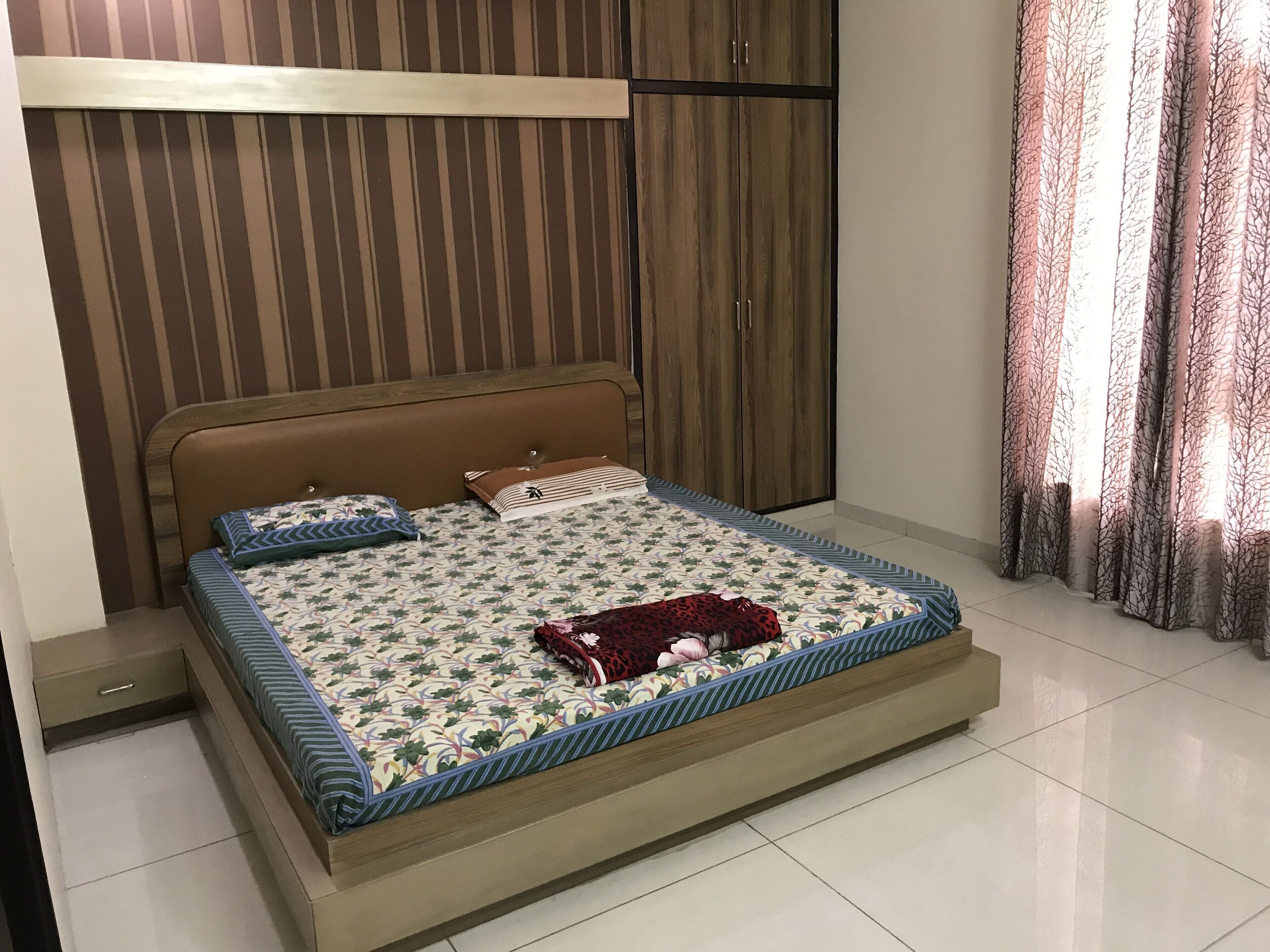 3 bedrooms, in-room safe, soundproofing, bed sheets