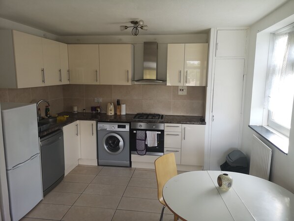 Kjøleskap, ovn, oppvaskmaskin og kaffetrakter/tekoker