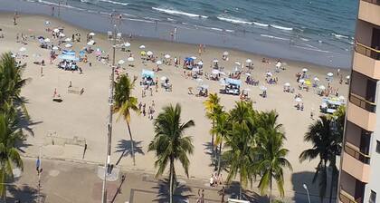 Apartment with sea view, located near holiday resorts and the Iemanjá statue.