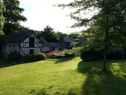 15 minutes from Deauville-Trouville, quiet, in a beautiful Norman property.