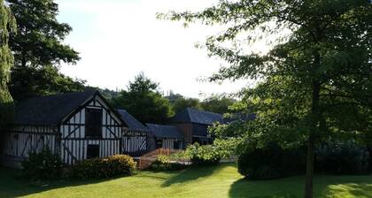 15 minutes from Deauville-Trouville, quiet, in a beautiful Norman property.