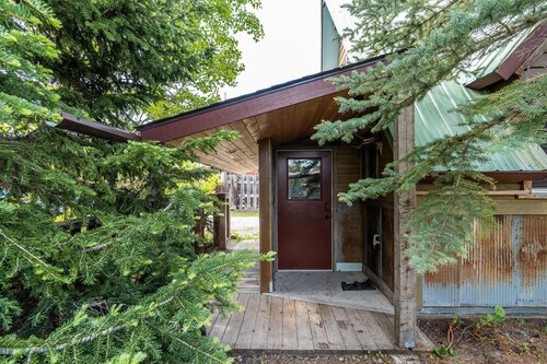Cozy Studio getaway in West Yellowstone, just 1 minute to the park! Raven's Heart