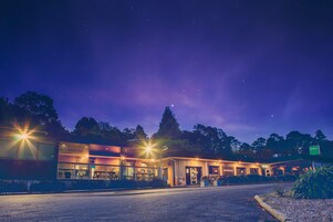 Fachada de la propiedad por la tarde o noche