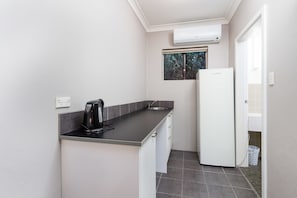Deluxe Queen Studio | Private kitchen | Fridge, electric kettle - Archibald Hotel (Kurrajong Heights)