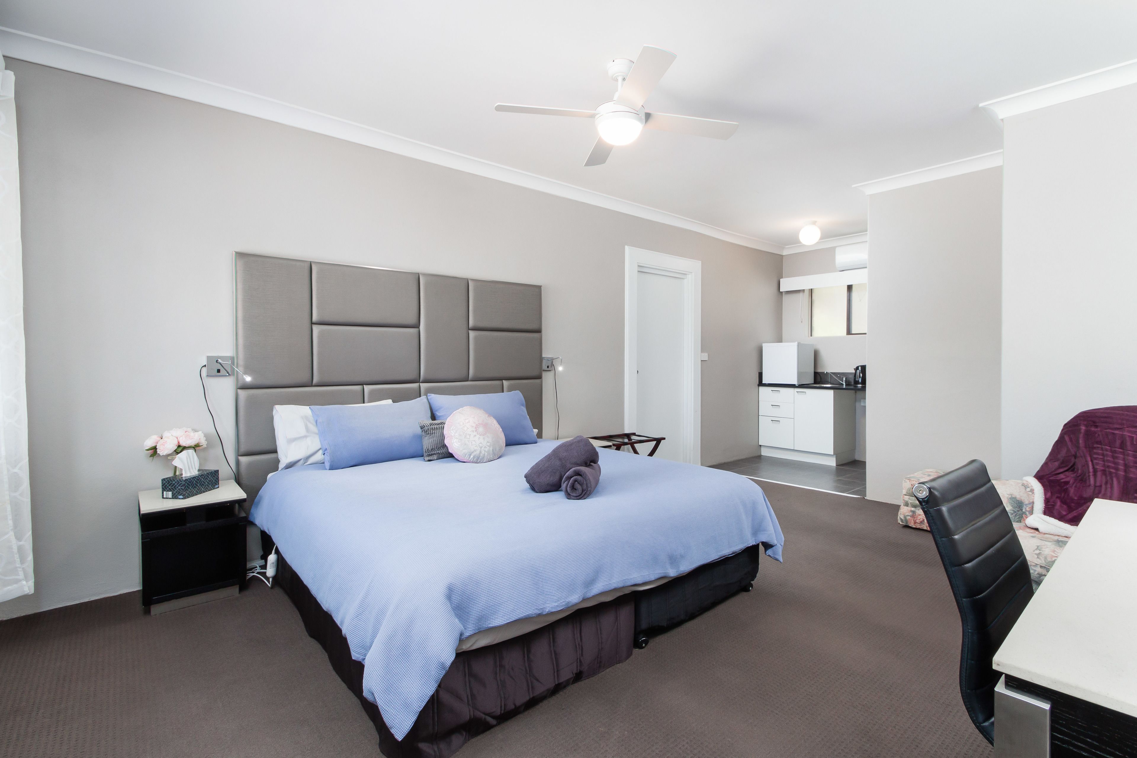 华丽开间 | 高档床上用品、加厚床垫、办公桌、笔记本电脑工作区