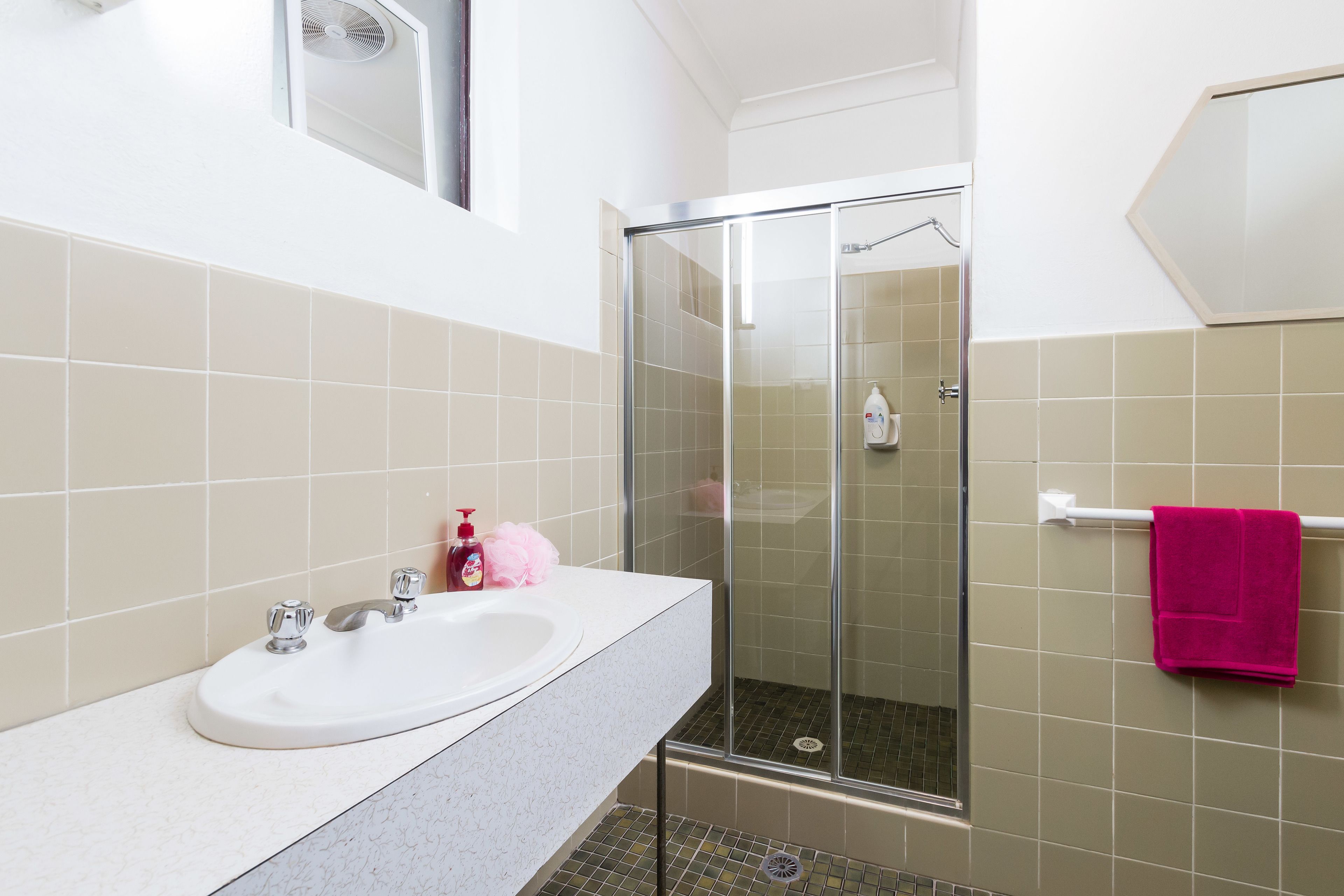 Deluxe Queen Studio | Bathroom | Shower, free toiletries, hair dryer, towels