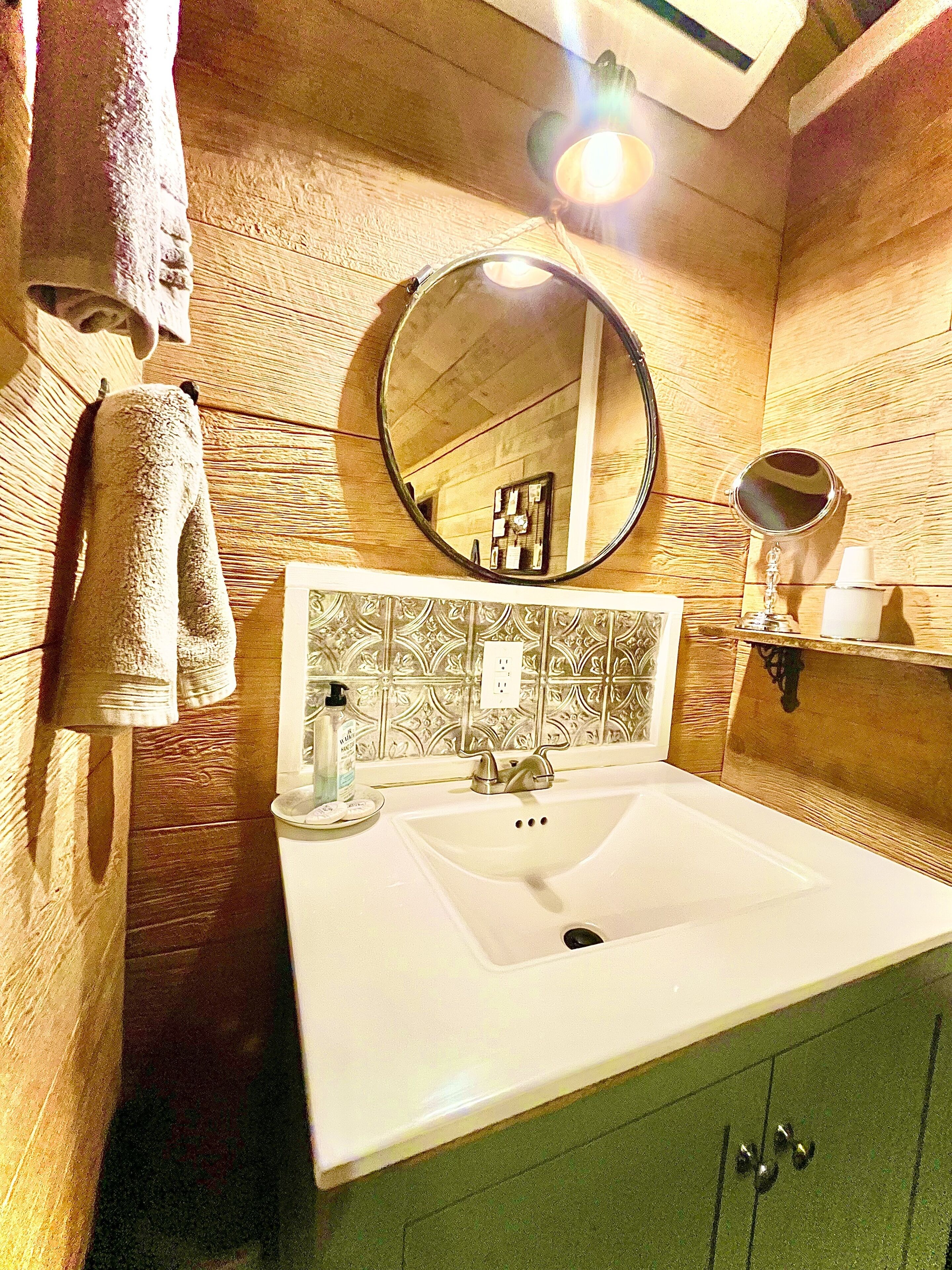 live oak lodge | bathroom | hair dryer, towels, soap, shampoo