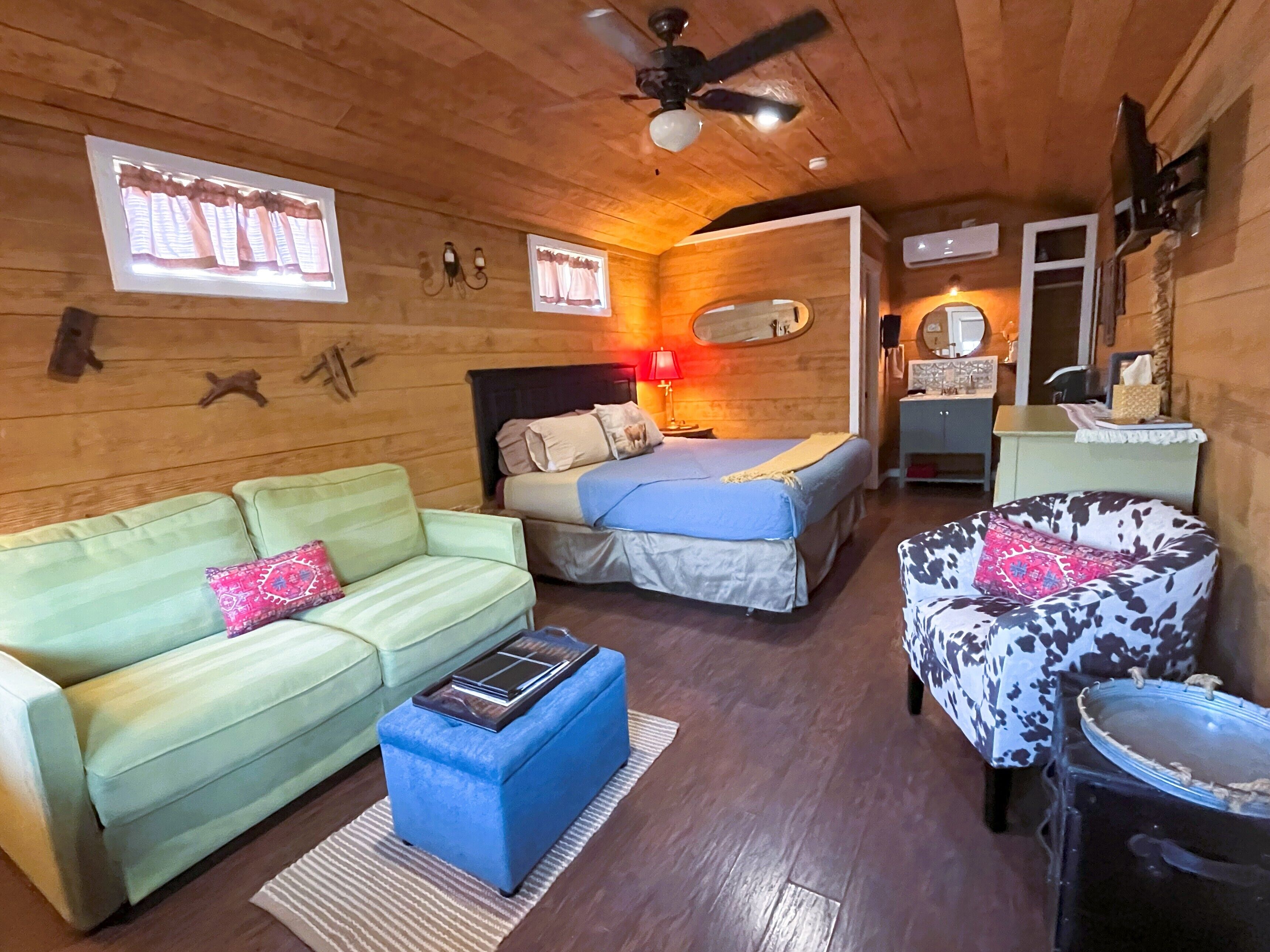 Iron/ironing board, free WiFi, bed sheets