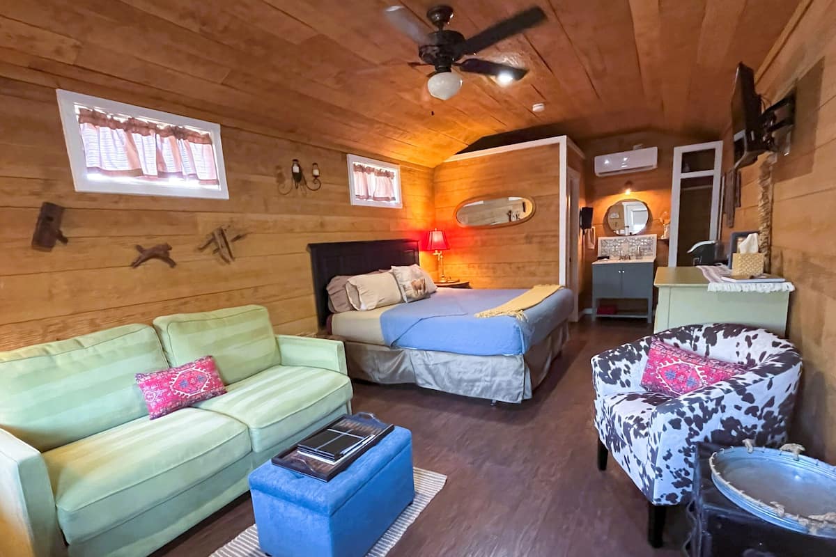 Iron/ironing board, free WiFi, bed sheets