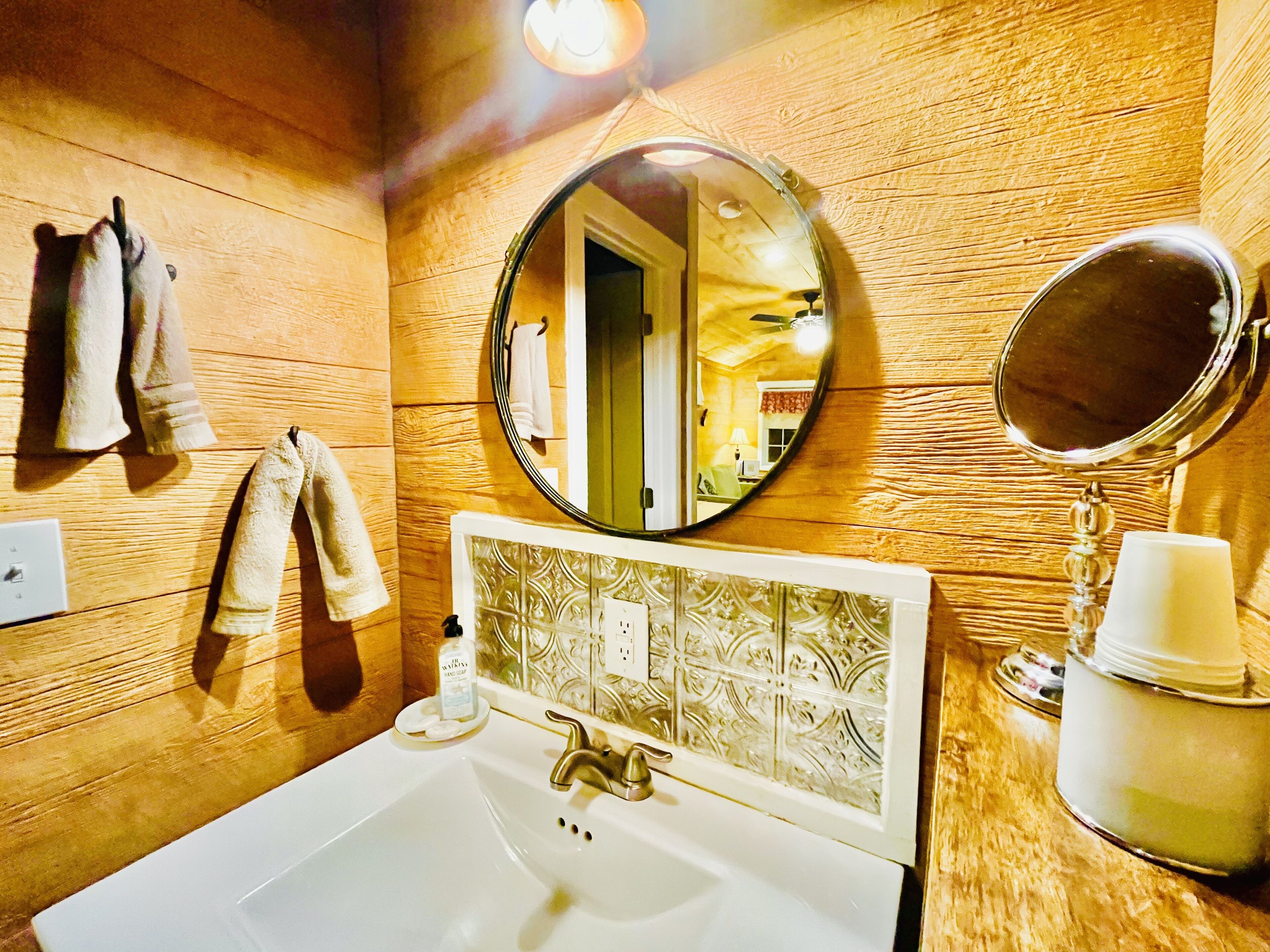 live oak lodge | bathroom | hair dryer, towels, soap, shampoo