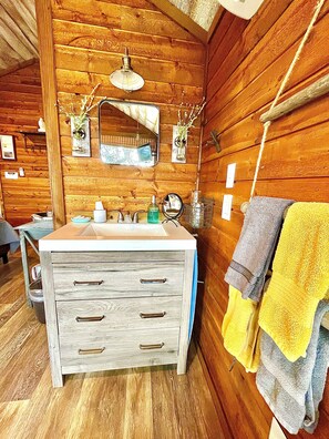 The Mack | Iron/ironing board, free WiFi, bed sheets - The Alexander at Creek Road (Dripping Springs)