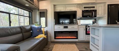 Luxury Mobile Home, 1 Queen Bed with Sofa bed | Living area