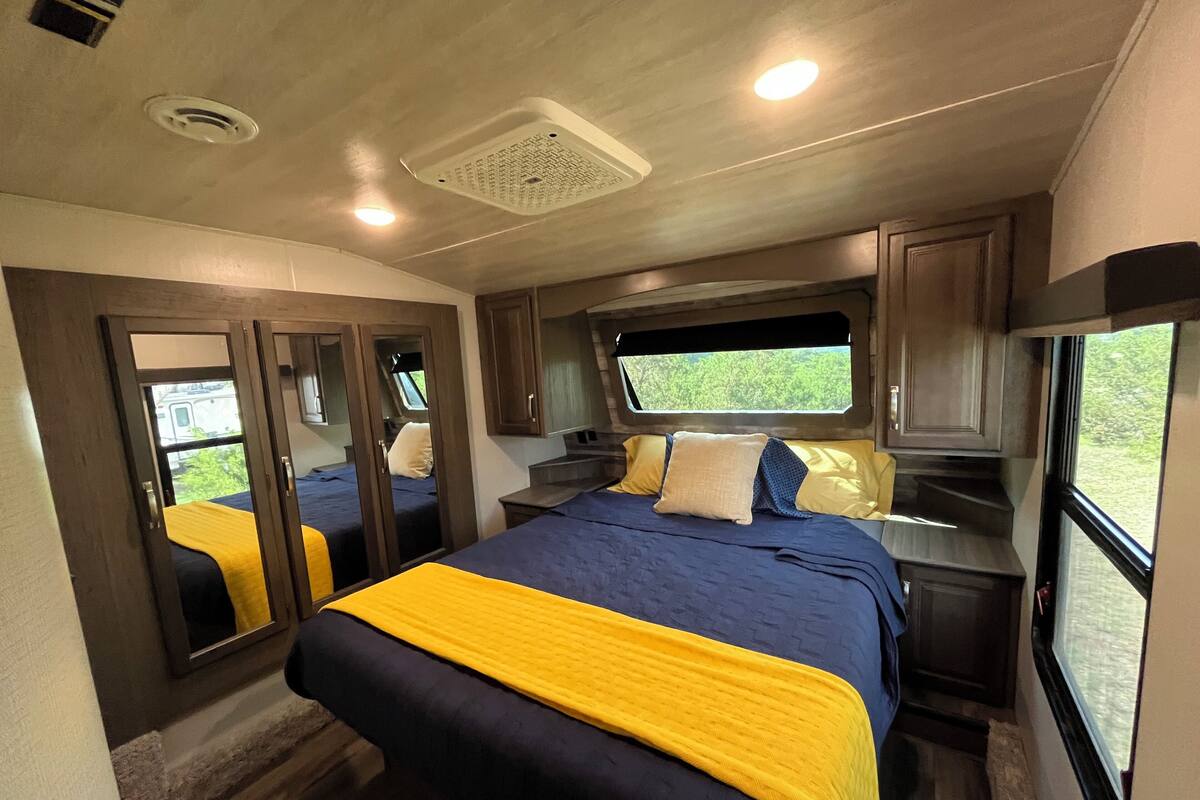 Luxury Mobile Home, 1 Queen Bed with Sofa bed | 1 bedroom, iron/ironing board, free WiFi, bed sheets