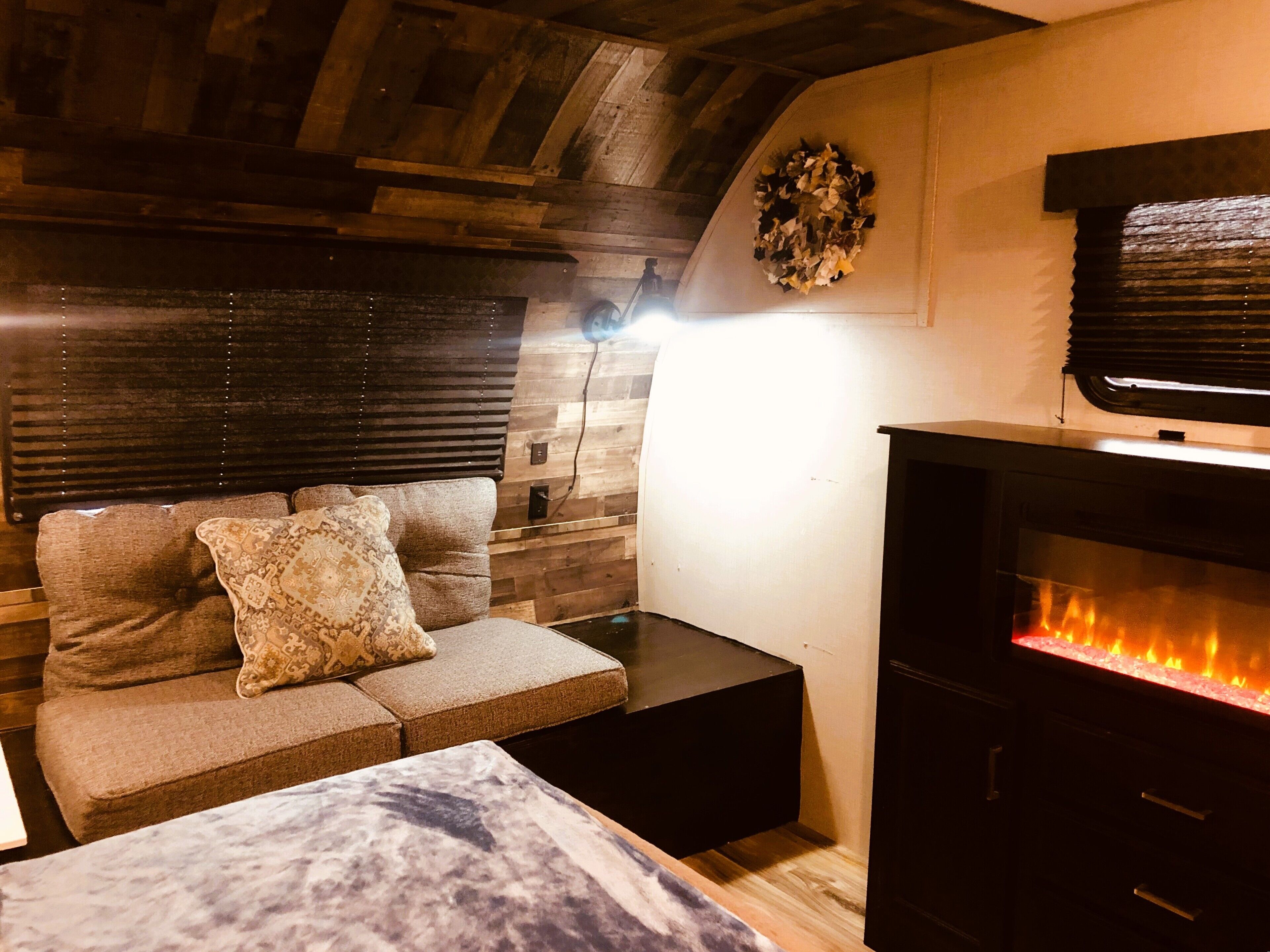 deluxe mobile home, 1 bedroom | 1 bedroom, iron/ironing board, free wifi, bed sheets