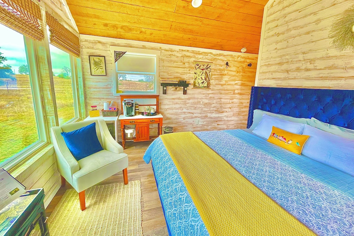 The Charlie | 1 bedroom, iron/ironing board, free WiFi, bed sheets